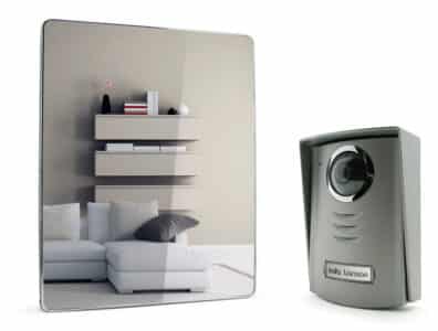 Ce miroir est… un interphone !